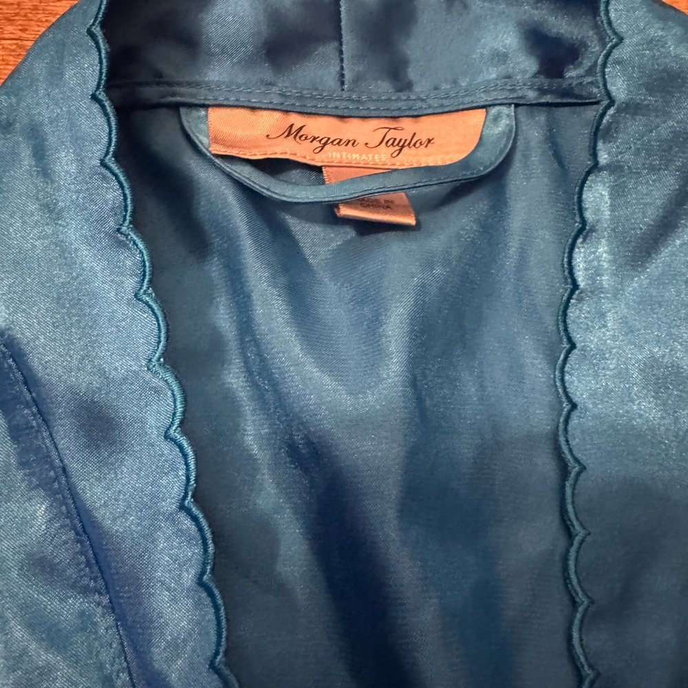 Morgan Taylor Blue Robe - Picture 3 of 3
